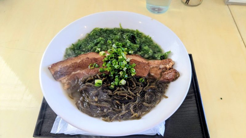 アーサともずく、三枚肉をのせた笑島そば